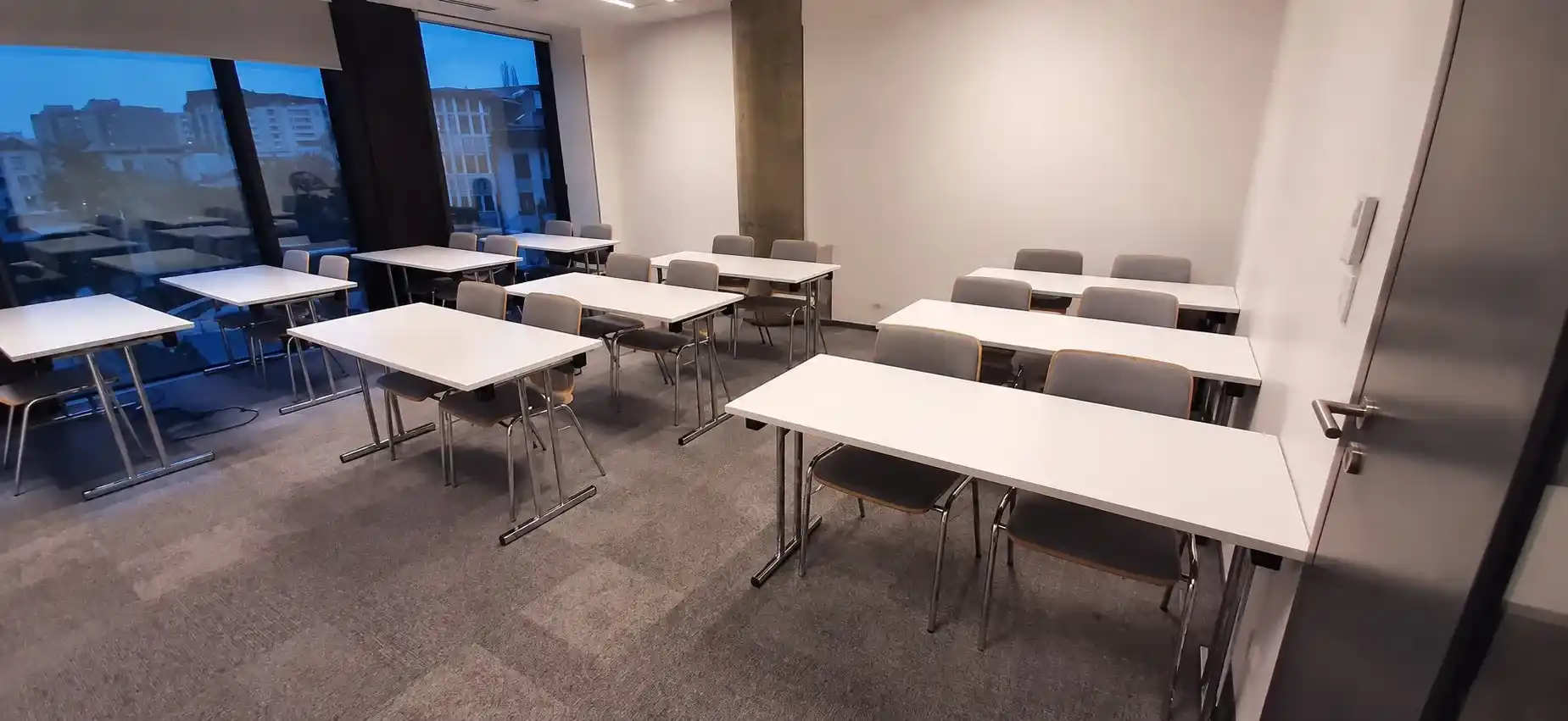 Sala dydaktyczna Uczelni Varsovia – hologramy do legitymacji i naklejka na legitymację studencką