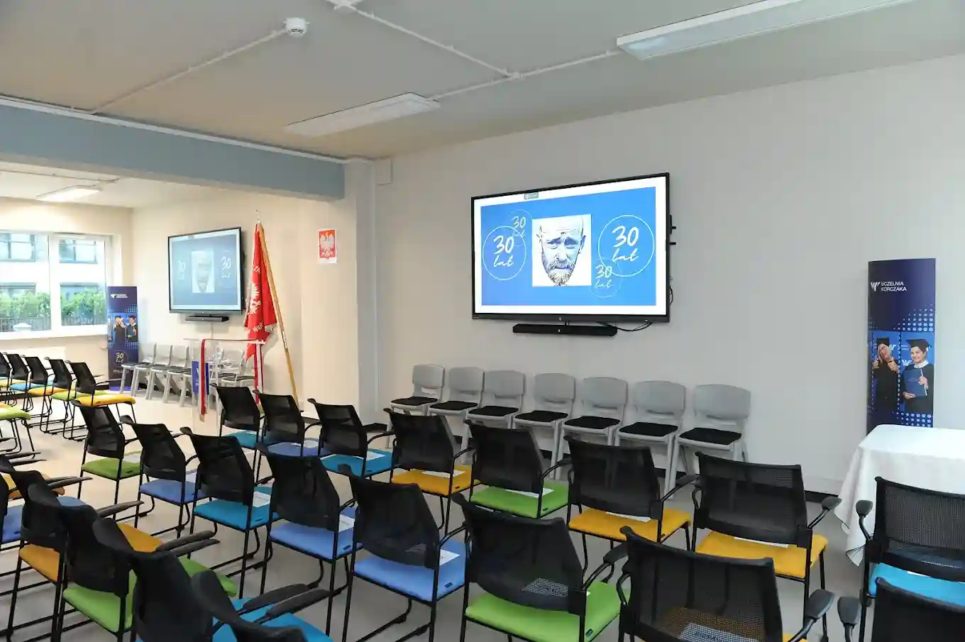 Sala dydaktyczna Uczelni Korczaka – Akademii Nauk Stosowanych – hologramy na legitymację studencką i doktorancką