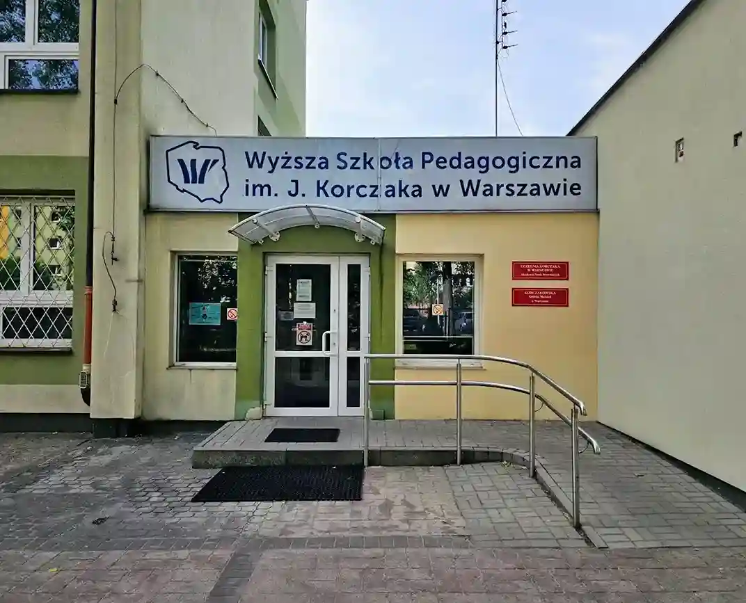 Wejście do Uczelni Korczaka – Akademii Nauk Stosowanych – naklejki do legitymacji studenckiej i doktoranckiej