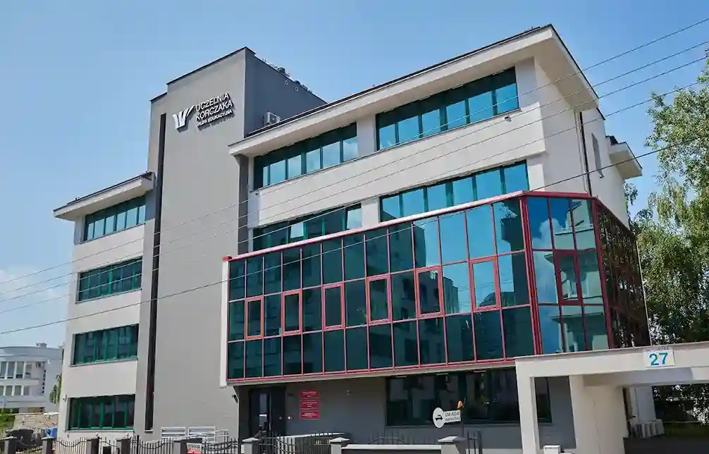 Budynek Uczelni Korczaka – Akademii Nauk Stosowanych – naklejki na legitymację studencką i hologramy doktoranckie