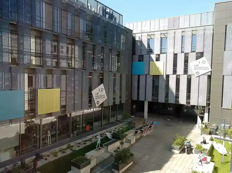 Dziedziniec Uniwersytetu Artystycznego w Poznaniu – hologramy do legitymacji studenckiej i doktoranckiej UAP oraz naklejki kolekcjonerskie
