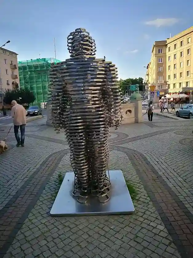 Rzeźba w przestrzeni Uniwersytetu Artystycznego w Poznaniu – hologramy na legitymację doktorancką UAP i naklejki kolekcjonerskie