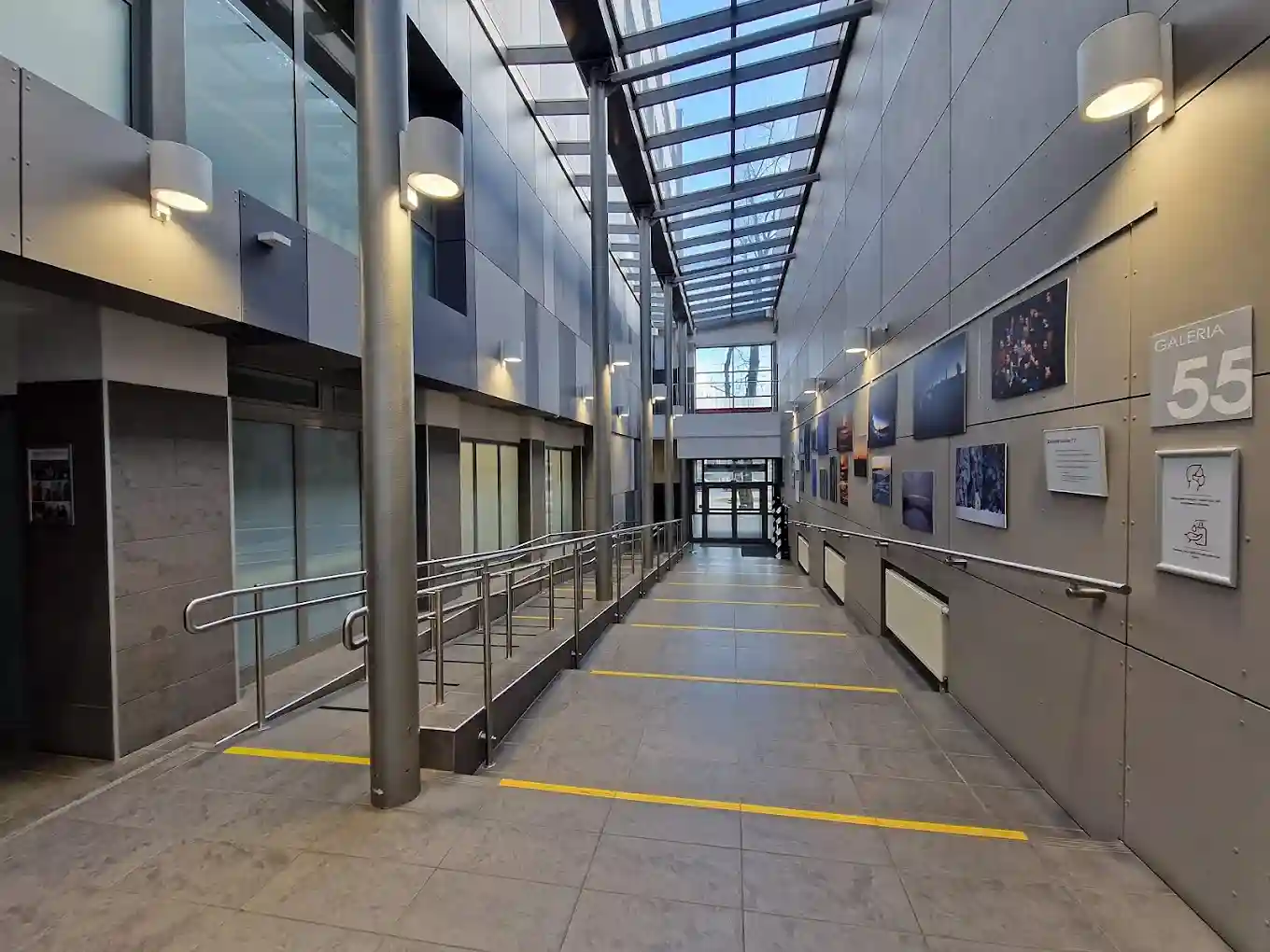Przeszklony pasaż Uniwersytetu DSW Ideis we Wrocławiu – hologramy kolekcjonerskie studenckie i doktoranckie