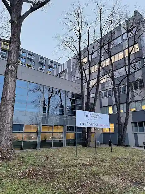 Budynek Uniwersytetu DSW Ideis we Wrocławiu z tablicą informacyjną – hologramy na legitymację studencką i doktorancką