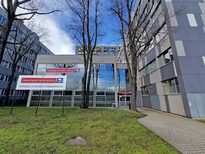 Budynek Uniwersytetu DSW Ideis we Wrocławiu – naklejki na legitymację studencką