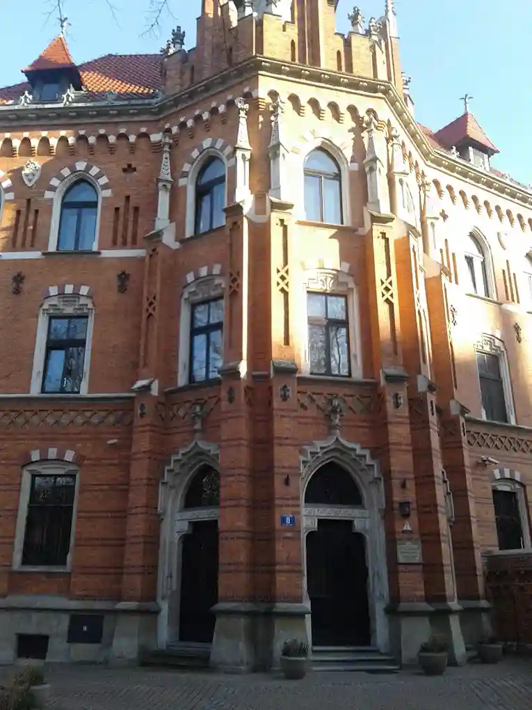 Zabytkowy budynek Uniwersytetu Ekonomicznego w Krakowie – hologramy do legitymacji studenckiej i doktoranckiej UEK