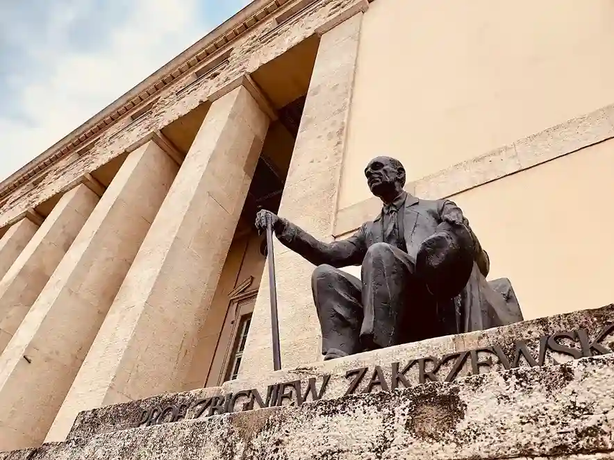 Gmach Uniwersytetu Ekonomicznego w Poznaniu z pomnikiem – hologramy do legitymacji studenckiej i doktoranckiej UEP