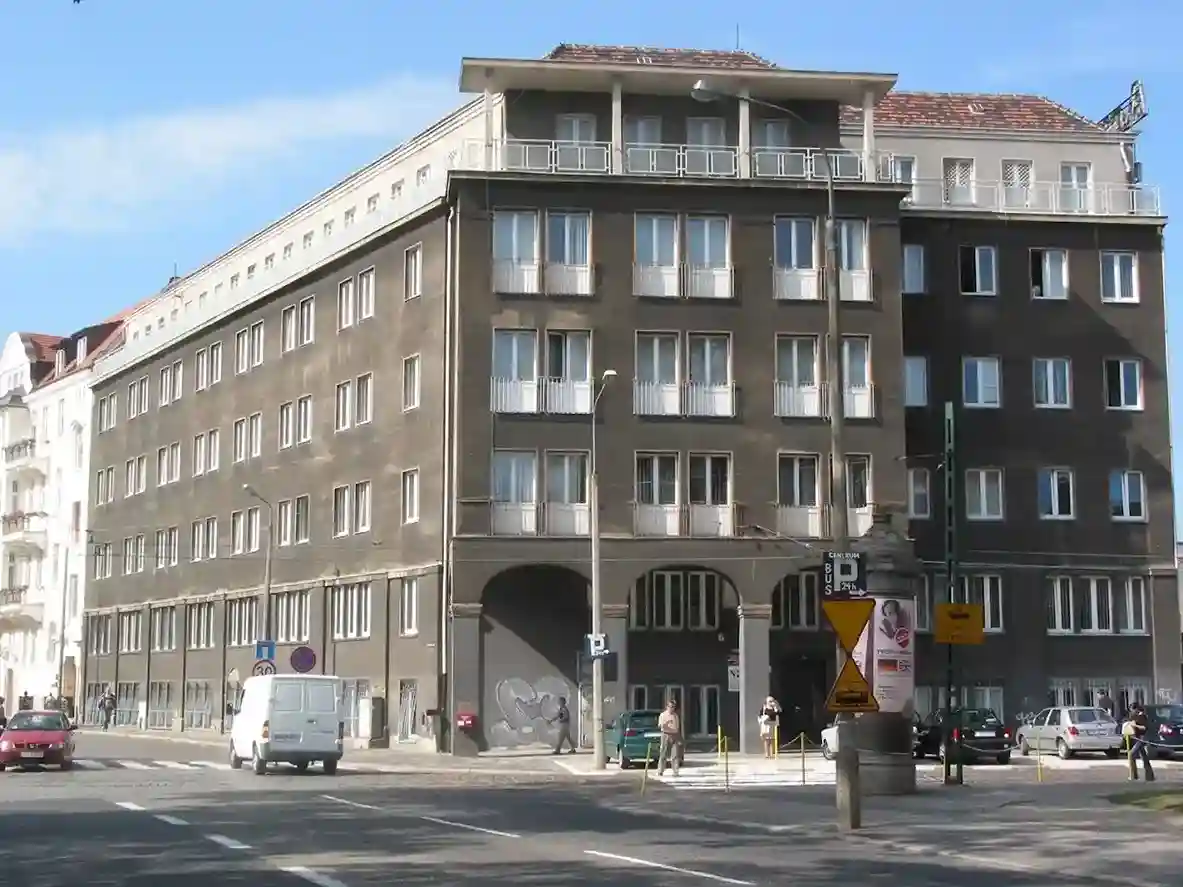 Budynek Uniwersytetu Ekonomicznego w Poznaniu – naklejki na legitymację studencką UEP i hologramy kolekcjonerskie