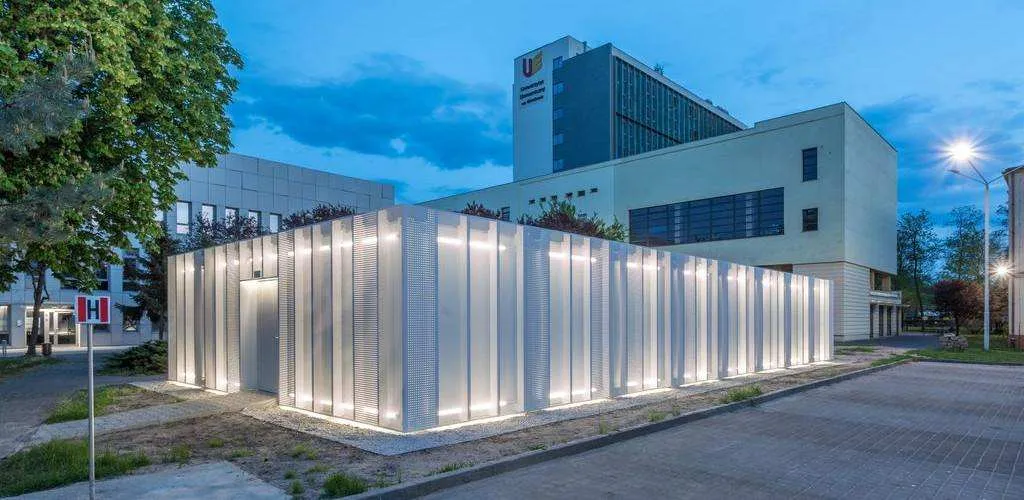 Budynek Uniwersytetu Ekonomicznego we Wrocławiu (UEW) – hologramy na legitymacje studencką i doktorancką