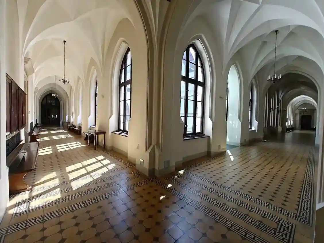 Wnętrze budynku Uniwersytetu Jagiellońskiego w Krakowie – hologramy na legitymacje doktoranckie UJ i naklejki kolekcjonerskie
