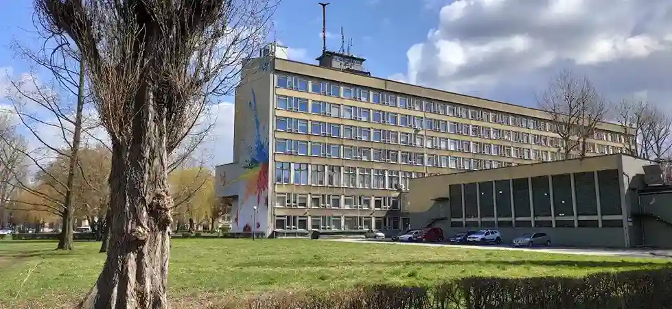 Budynek Uniwersytetu Komisji Edukacji Narodowej w Krakowie – hologramy na legitymacje studenckie i doktoranckie
