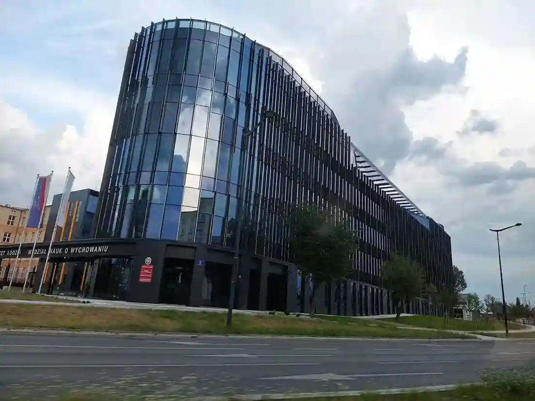 Nowoczesny budynek Uniwersytetu Łódzkiego – hologramy kolekcjonerskie studenckie i doktoranckie