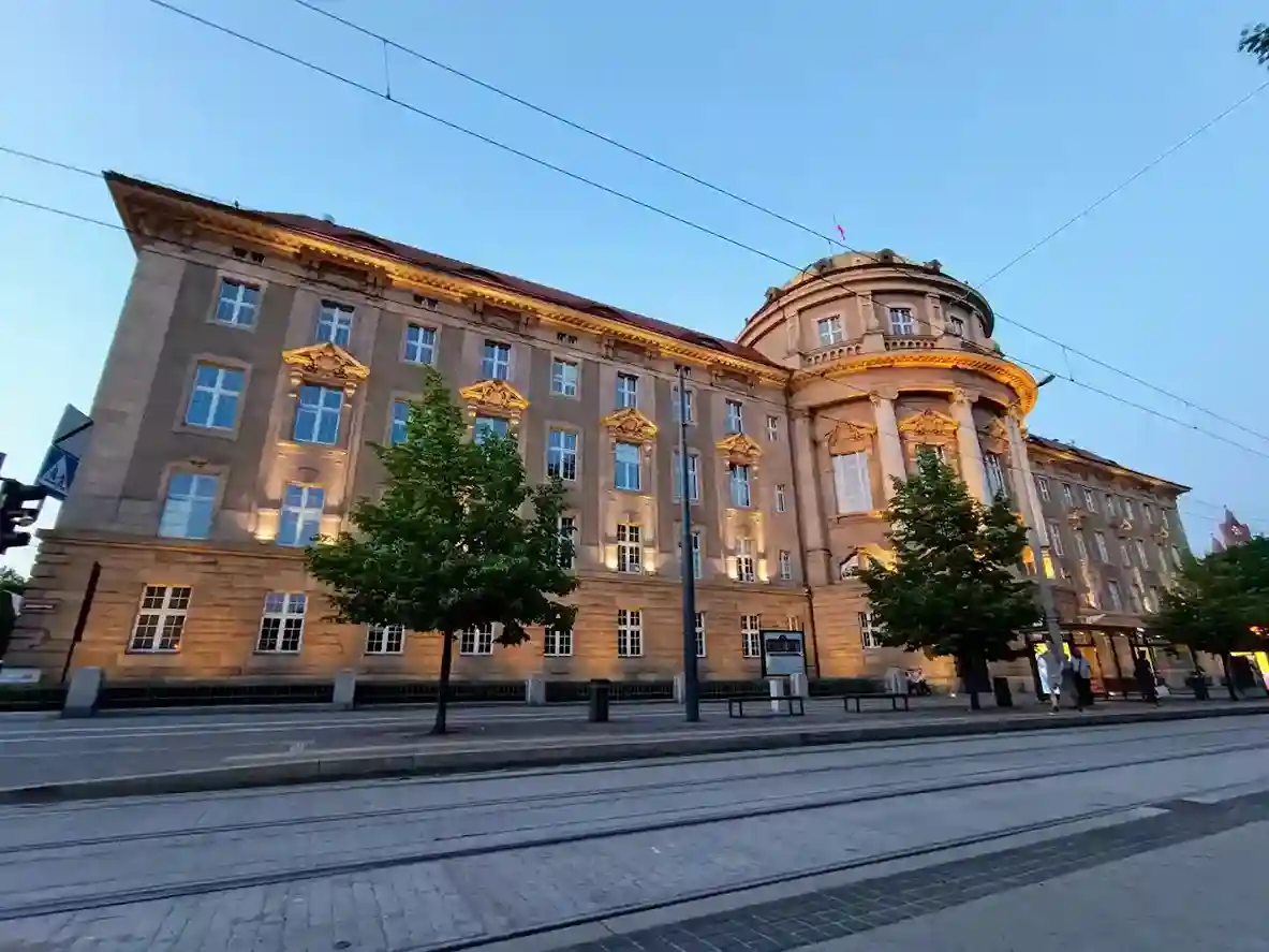 Zabytkowy gmach Uniwersytetu Medycznego w Poznaniu – hologramy do legitymacji studenckiej i doktoranckiej UMP oraz naklejki kolekcjonerskie