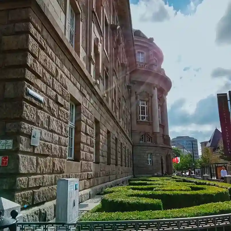 Zabytkowy budynek Uniwersytetu Medycznego w Poznaniu – hologramy kolekcjonerskie studenckie UMP i naklejki do legitymacji