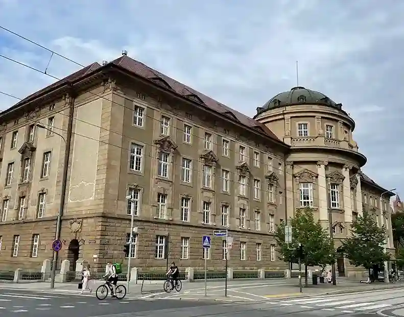 Gmach Uniwersytetu Medycznego im. Karola Marcinkowskiego w Poznaniu – naklejki na legitymację studencką UMP i hologramy kolekcjonerskie