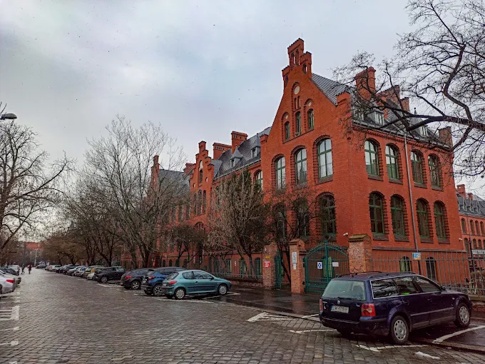 Budynek UMW Wrocław – naklejki do legitymacji studenckiej