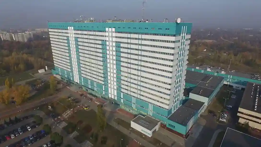 Widok z góry na budynek Uniwersytetu Medycznego w Łodzi – hologramy do legitymacji studenckiej i doktoranckiej