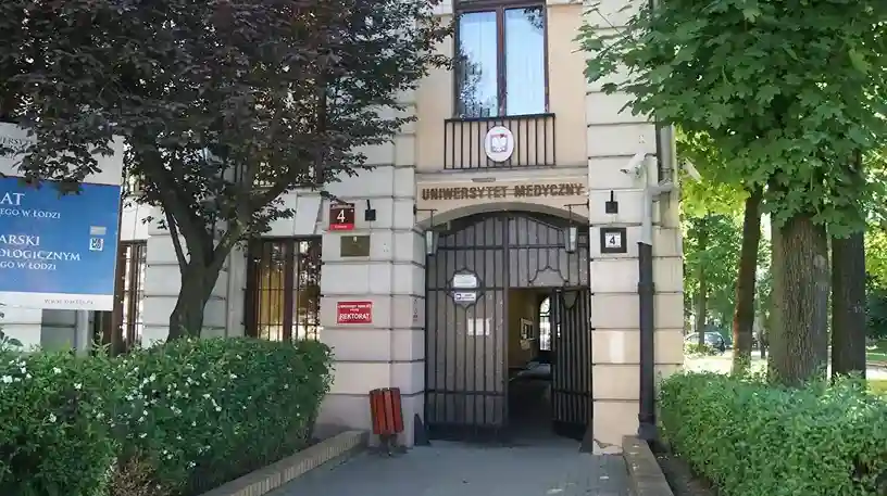Wejście do budynku Uniwersytetu Medycznego w Łodzi – hologramy na legitymacje studenckie i doktoranckie