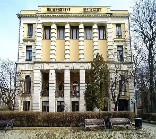 Reprezentacyjny budynek Uniwersytetu Medycznego w Łodzi – naklejki na legitymacje studenckie i doktoranckie