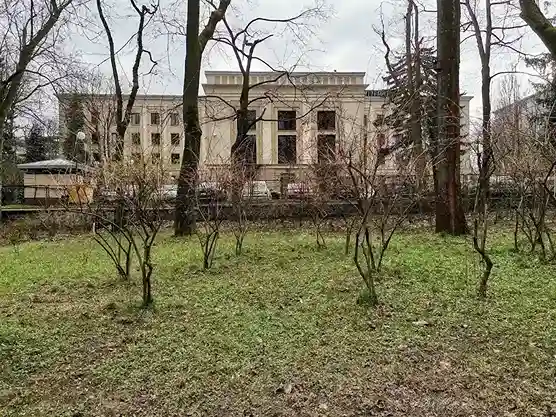 Budynek Uniwersytetu Medycznego w Lublinie otoczony zielenią – hologramy do legitymacji studenckiej i doktoranckiej
