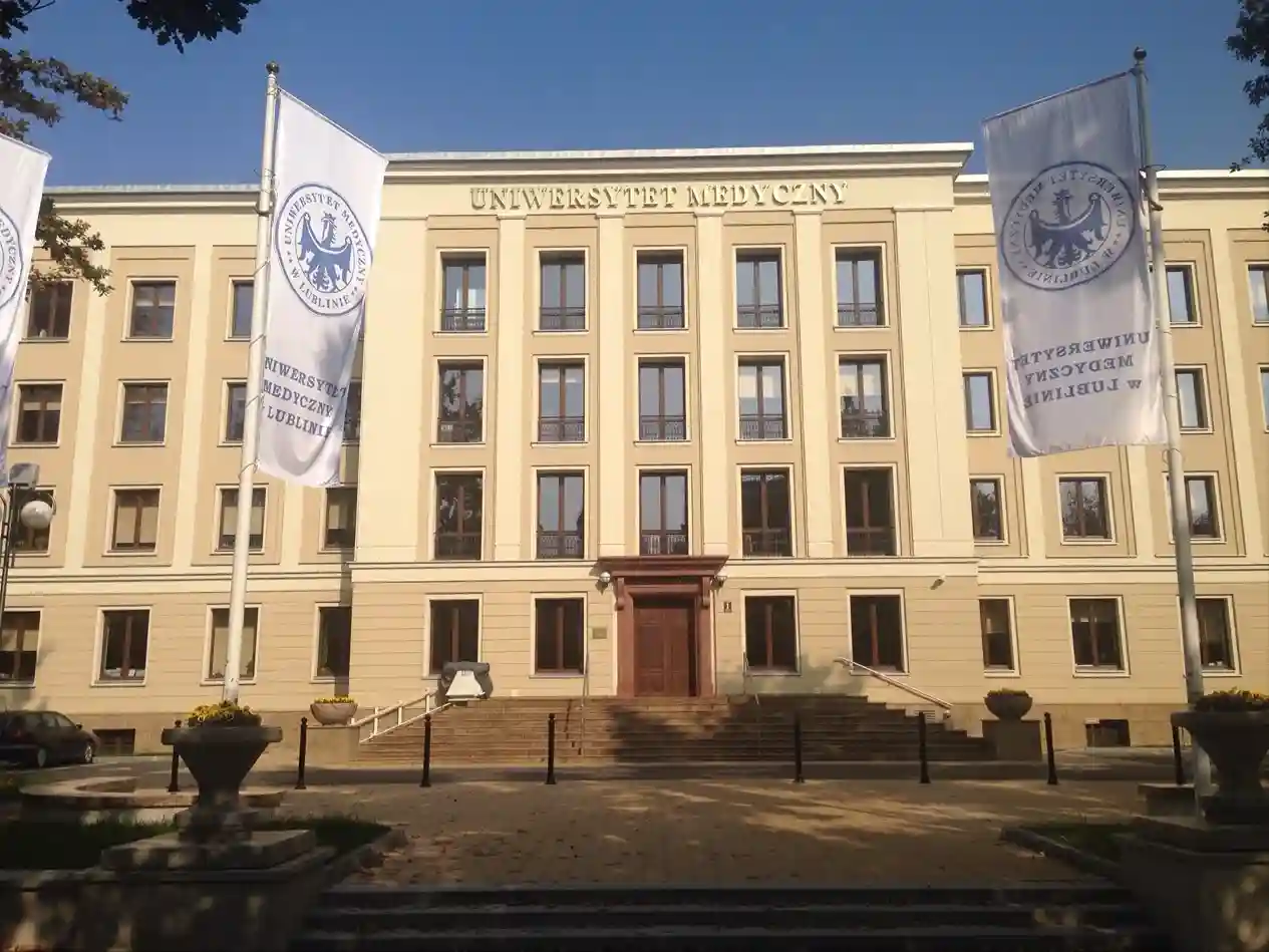 Reprezentacyjny budynek Uniwersytetu Medycznego w Lublinie – hologramy kolekcjonerskie studenckie i doktoranckie