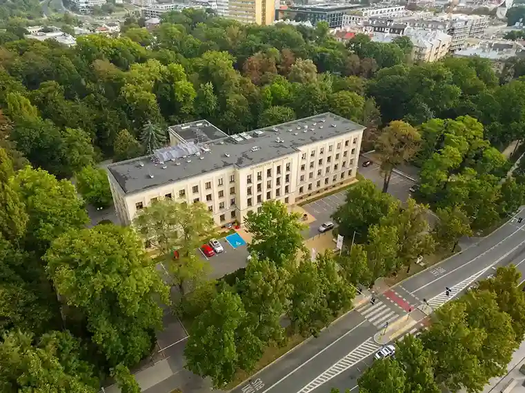 Widok z góry na budynek Uniwersytetu Medycznego w Lublinie – naklejki na legitymacje studenckie i doktoranckie