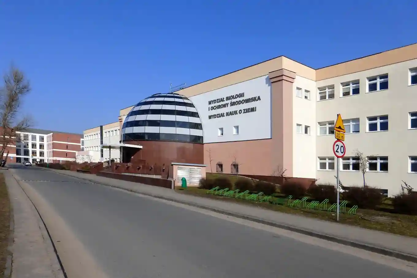 Budynek Uniwersytetu Mikołaja Kopernika w Toruniu – hologramy do legitymacji studenckiej i doktoranckiej