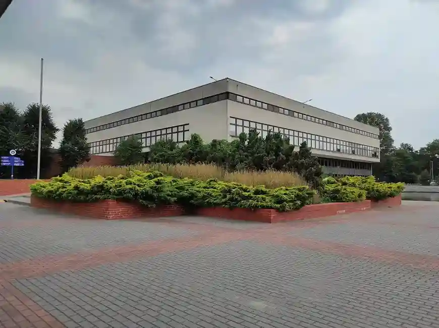 Budynek Uniwersytetu Mikołaja Kopernika w Toruniu – hologramy na legitymację doktorancką i naklejki studenckie