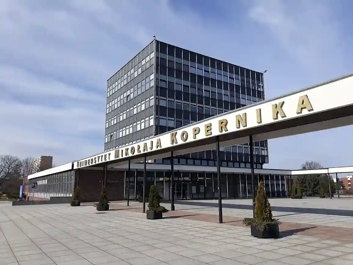 Budynek Uniwersytetu Mikołaja Kopernika w Toruniu – naklejki na legitymację studencką i hologramy doktoranckie