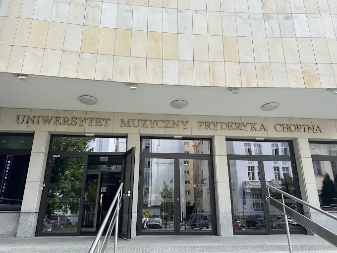 Uniwersytet Muzyczny Fryderyka Chopina w Warszawie (UMFC) – naklejka na legitymację studencką i hologram na legitymację