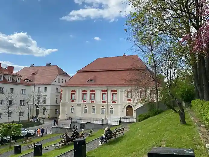 Zabudowa Uniwersytetu Opolskiego przy terenach zielonych – hologramy do legitymacji studenckiej i doktoranckiej