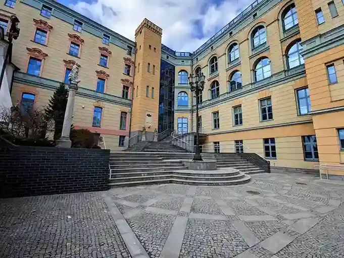 Dziedziniec Uniwersytetu Opolskiego – naklejki na legitymacje studenckie i doktoranckie