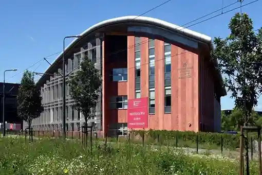 Nowoczesny budynek Uniwersytetu Papieskiego Jana Pawła II w Krakowie – hologramy kolekcjonerskie studenckie i doktoranckie