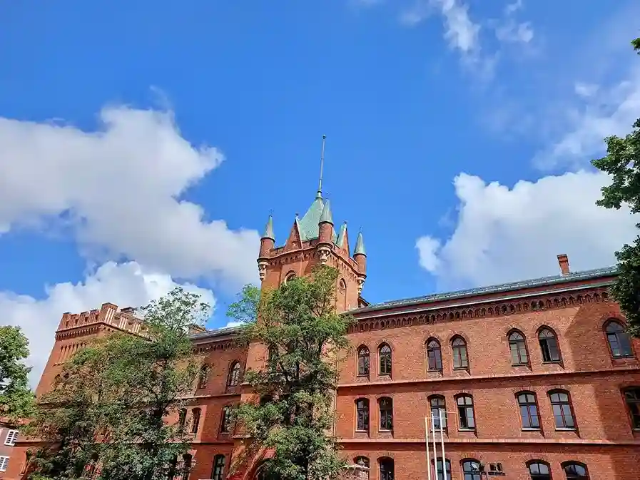 Zabytkowy budynek Uniwersytetu Pomorskiego w Słupsku – hologramy kolekcjonerskie studenckie UP w Słupsku i naklejki do legitymacji