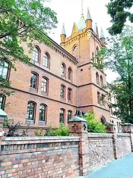 Zabytkowy budynek Uniwersytetu Pomorskiego w Słupsku – hologramy na legitymację doktorancką UP w Słupsku i naklejki kolekcjonerskie