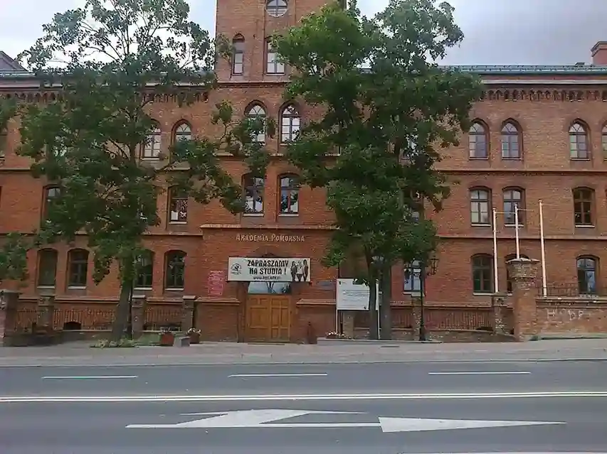Budynek Uniwersytetu Pomorskiego w Słupsku – naklejki na legitymację studencką UP w Słupsku i hologramy kolekcjonerskie