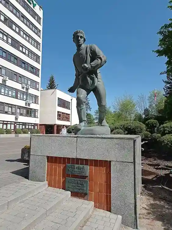 Pomnik przed Uniwersytetem Przyrodniczym w Poznaniu – hologramy na legitymację doktorancką UPP i naklejki kolekcjonerskie