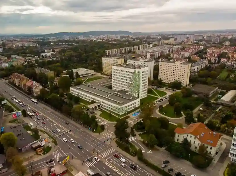 Widok z góry na zabudowania Uniwersytetu Rolniczego im. Hugona Kołłątaja w Krakowie – hologramy do legitymacji studenckiej i doktoranckiej