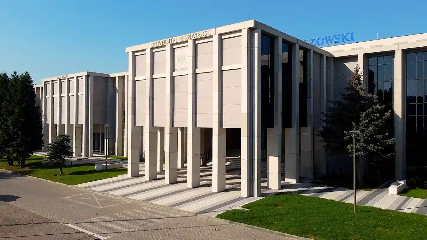 Budynek Uniwersytetu Rzeszowskiego – hologramy kolekcjonerskie studenckie UR i naklejki do legitymacji