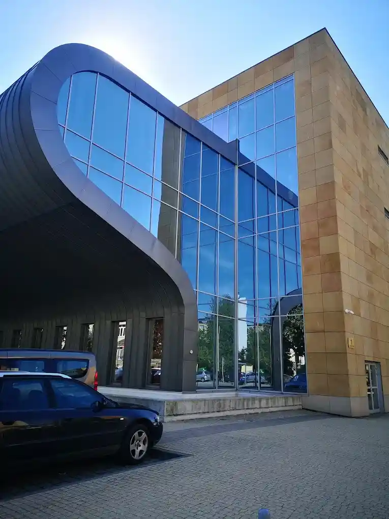Nowoczesny budynek Uniwersytetu Rzeszowskiego – hologramy na legitymację doktorancką UR i naklejki kolekcjonerskie