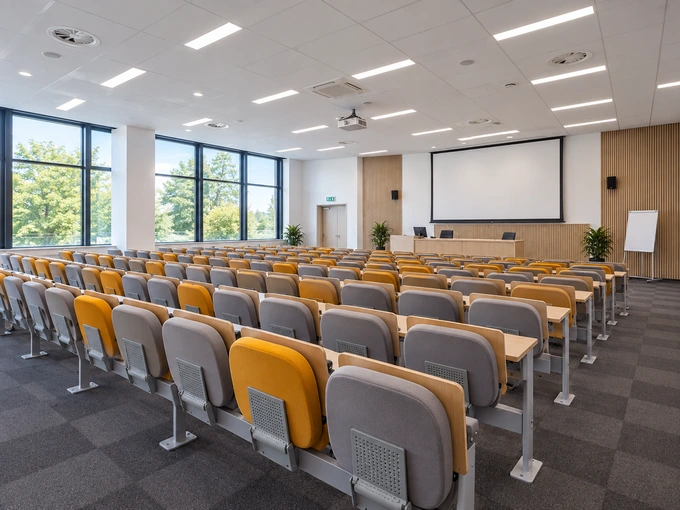 Sala wykładowa Uniwersytetu VIZJA – hologramy na legitymacje i naklejki do legitymacji studenckiej Hologramykolekcjonerskie24.com