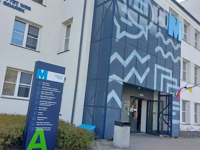 Wejście do Uniwersytetu WSB Merito Gdańsk – naklejki do legitymacji studenckiej | hologramykolekcjonerskie24.com