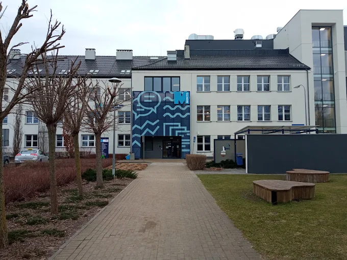 Budynek Uniwersytetu WSB Merito Gdańsk – naklejki na legitymację studencką | hologramykolekcjonerskie24.com