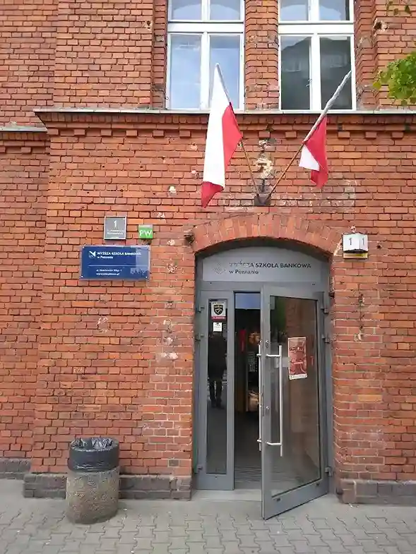 Wejście do ceglanego budynku Uniwersytetu WSB Merito w Poznaniu – hologramy kolekcjonerskie studenckie i naklejki do legitymacji