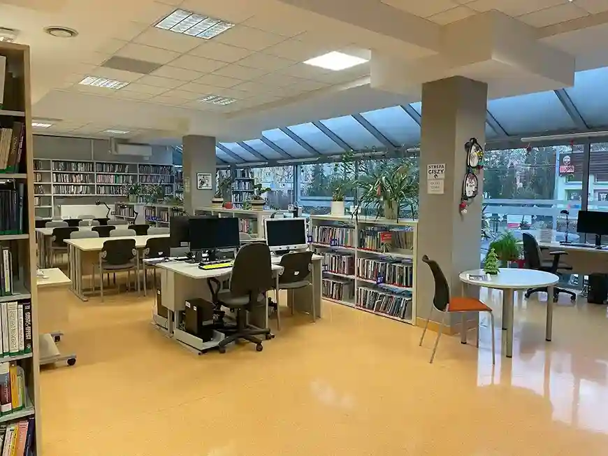 Wnętrze przestrzeni do nauki Uniwersytetu WSB Merito w Toruniu – hologramy kolekcjonerskie studenckie i doktoranckie