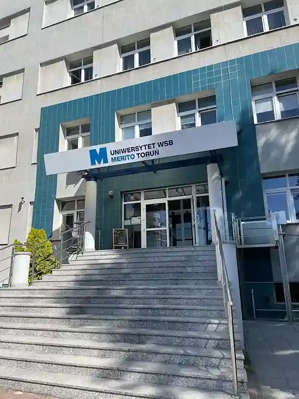 Wejście do Uniwersytetu WSB Merito w Toruniu – hologramy na legitymację doktorancką i naklejki studenckie