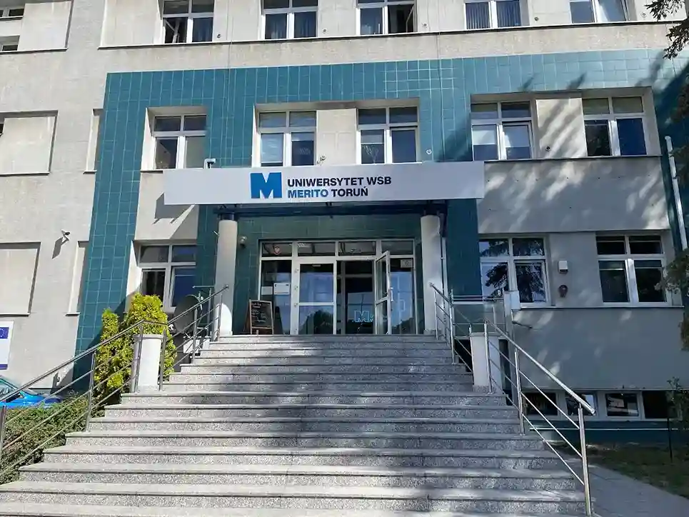 Wejście do Uniwersytetu WSB Merito w Toruniu – naklejki na legitymację studencką i hologramy doktoranckie