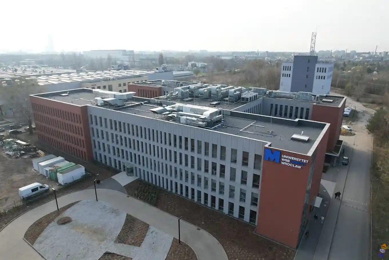 Budynek Uniwersytetu WSB Merito we Wrocławiu z lotu ptaka – hologramy kolekcjonerskie studenckie i doktoranckie