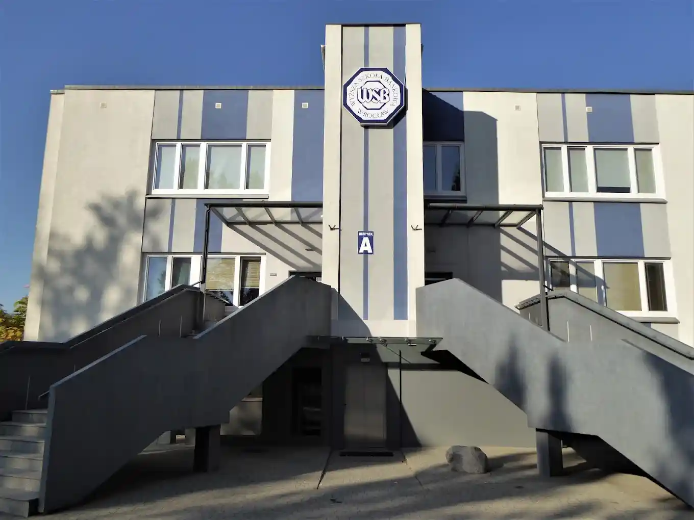 Wejście do Uniwersytetu WSB Merito we Wrocławiu – naklejki do legitymacji studenckiej i doktoranckiej
