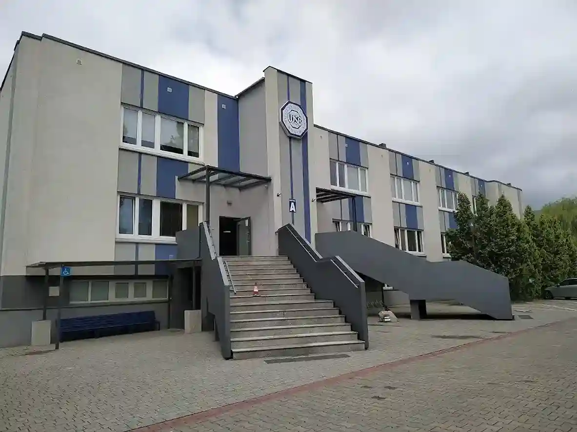 Budynek Uniwersytetu WSB Merito we Wrocławiu – naklejki na legitymację studencką i hologramy doktoranckie
